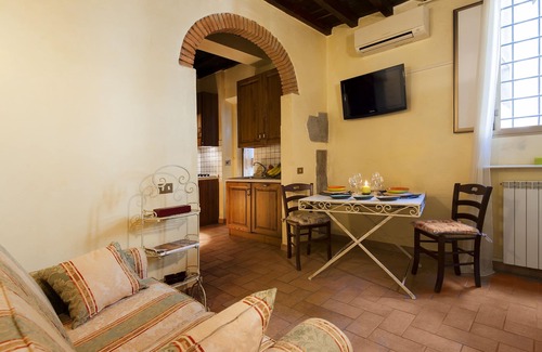 Sant' Ambrogio Apartment | Sant' Egidio is 5 mins from the Dome. On the ground floor with WI.FI and Air Con