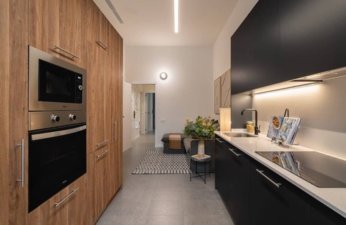 El Camp de l'Arpa del Clot Apartment | Sant Pau Patio - 2BR near Avinguda Gaudi with Patio