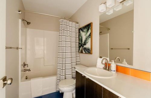 Belmont Apartment | Santa Monica Vibes in PDX - Food Carts & Roasters
