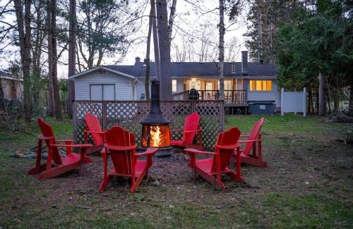 Bracebridge House | Santa's Village Muskoka Retreat - Waterfront Kayaks Hot Tub
