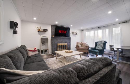 Bracebridge House | Santa's Village Muskoka Retreat - Waterfront Kayaks Hot Tub