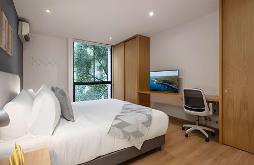 Las Lomas I Apartment | Santacoloma 407 Peaceful apt with green views. AC