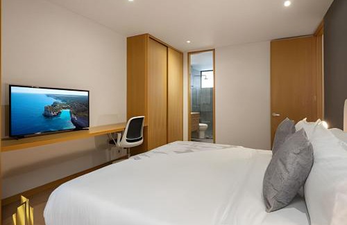 Las Lomas I Apartment | Santacoloma 407 Peaceful apt with green views. AC