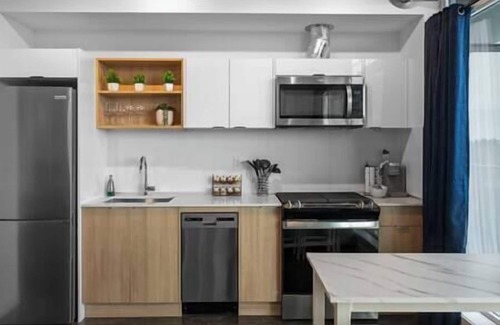 Connaught House | "Sapphire" Calgary Tower Views | Bright Studio| AC