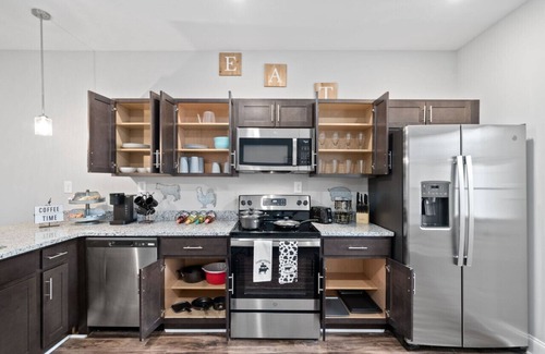 Clarksville House | Sapphire Oasis: A Luxurious Townhouse Retreat near Nashville & Ft Campbell
