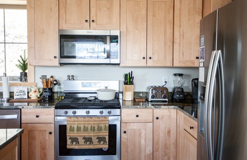 Emigrant House | Sapphire Solace · Sapphire skies and mountain views of a lifetime