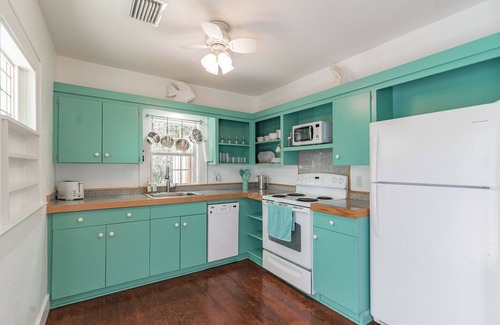 Bayou Oaks House | Sarasota, FL Bungalow | Bright & Breezy Coastal Vibes - 10 mins to White Sand Beaches by RedAwning