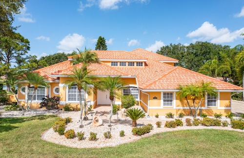 Misty Creek House | Sarasota Retreat: Sleeps 21, heated pool near beaches & top attraction