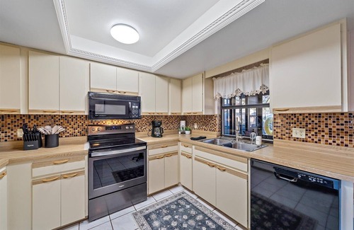 Fruitville House | Sarasota's Sunbeam | Private Pool, Smart TV + Grill!
