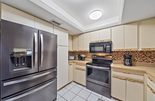 Fruitville House | Sarasota's Sunbeam | Private Pool, Smart TV + Grill!