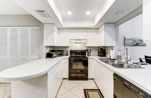 Sarasota Villa | Sarasota Villa w/Pool Access ~ 4 Mi to Beach!