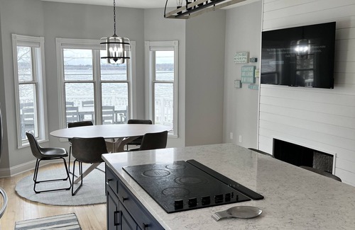 Saratoga Springs House | SARATOGA LAKE HOUSE,Sleep 20, PRIVATE BEACH,Perfect for Large Groups,LARGE ROOMS