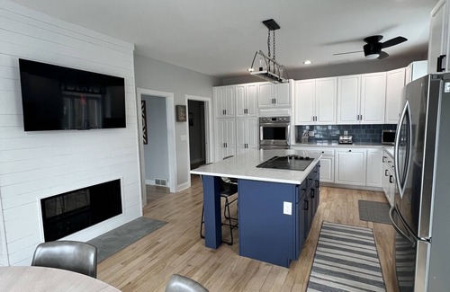 Saratoga Springs House | SARATOGA LAKE HOUSE,Sleep 20, PRIVATE BEACH,Perfect for Large Groups,LARGE ROOMS