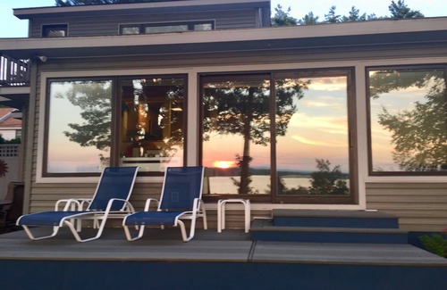 Saratoga Springs House | Saratoga Lake Life - Right on the LAKE with private Dock
