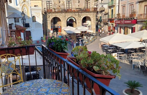 Pizzo Apartment | Sardanelli Palace, elegant apartment in downtown