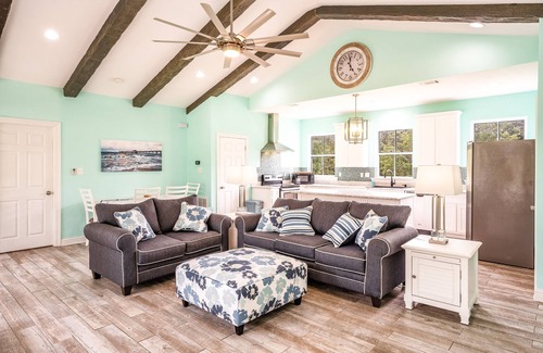 Ocean Springs House | Sassy Seas Hideaway Rest-Relax-Recharge: 2BR, 2BA & Balcony Near Ocean Springs