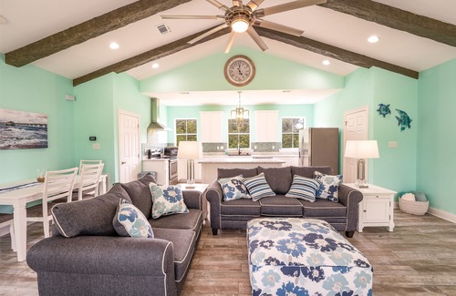 Ocean Springs House | Sassy Seas Hideaway Rest-Relax-Recharge: 2BR, 2BA & Balcony Near Ocean Springs