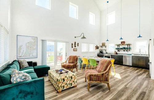 San Luis House | Sassy & Stylish Home - Gulf Water Views!