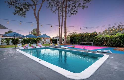 West Bradenton House | SassySeahorse: Heated Pool+Pickleball+Mini Golf+Theater+King Beds