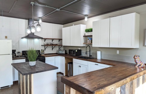 Fennville House | SAUGATUCK FARMHOUSE, HOT TUB, DOGS WELCOME, FIRE PIT, HUGE FENCED YARD!