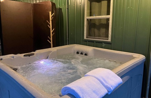 Fennville House | SAUGATUCK FARMHOUSE, HOT TUB, DOGS WELCOME, FIRE PIT, HUGE FENCED YARD!