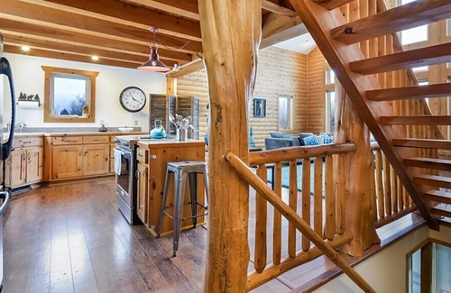 Fennville Cabin | SAUGATUCK LOG CABIN, HOT TUB, DOGS WELCOME, FIRE PIT, 12 ACRES, SLEEPS 8!