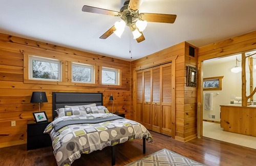 Fennville Cabin | SAUGATUCK LOG CABIN, HOT TUB, DOGS WELCOME, FIRE PIT, 12 ACRES, SLEEPS 8!