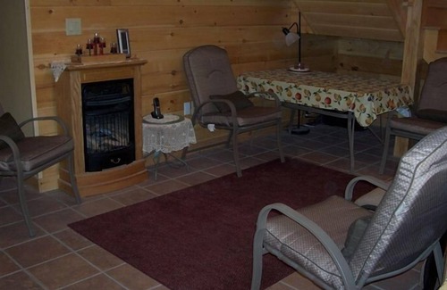 West Camp Apartment | Saugerties Rental Apartment in Luxurious Custom Log Home