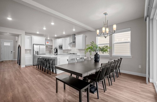 Monument House | Sauna | Game Room | Gym | EV Charger | Group-Friendly Retreat