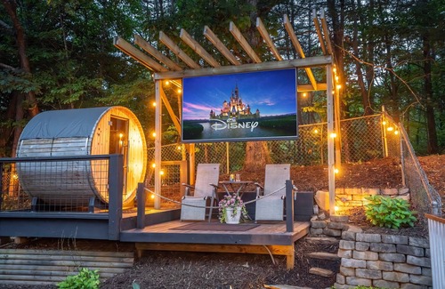 Leicester House | Sauna-Hot Tub-Arcades-Outdoor Theater-Sleeps 14!