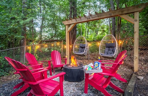 Leicester House | Sauna-Hot Tub-Arcades-Outdoor Theater-Sleeps 14!