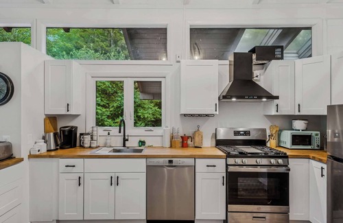 West Hartford House | Sauna, Hot Tub, Game Room | The Gathering Place