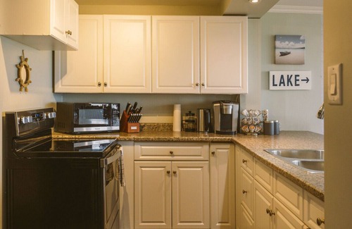 Kingsville Cottage | Sauna, stunning views of Lake Erie, lakefront retreat