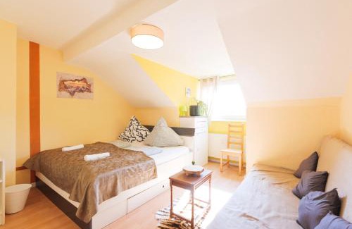 Neudorf-Nord Apartment | - Savanna Lodge Deluxe with Exclusive Design - Apartment 75sqm - Central Location - Terrace with View - Completely Renovated 2024 with Smart TV & Netflix - Separate Kitchen - Free Parking - Near Airport & Train
