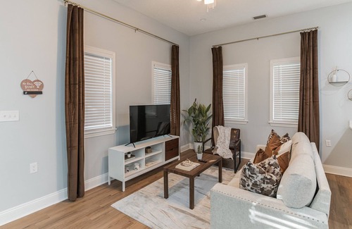 Thomas Square House | Savannah Relaxation/3br Home with Free parking + Wifi