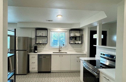 Savannah House | Savannah Spruce 2 Bedroom 1 Bath Private Driveway 5 Minutes To Historic Downtown