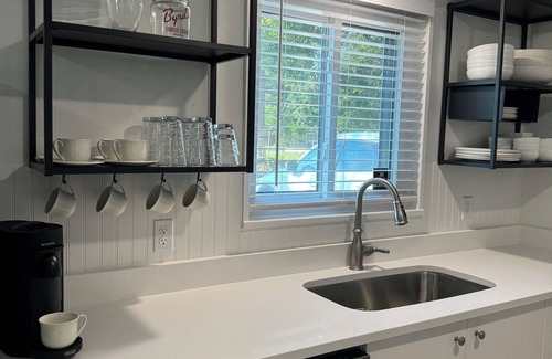 Savannah House | Savannah Spruce 2 Bedroom 1 Bath Private Driveway 5 Minutes To Historic Downtown