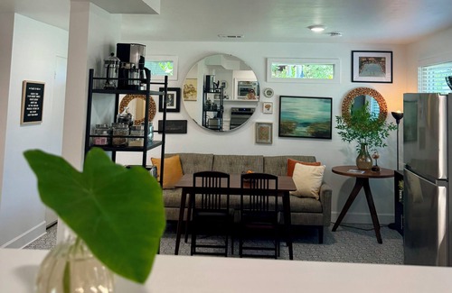 Savannah House | Savannah Spruce 2 Bedroom 1 Bath Private Driveway 5 Minutes To Historic Downtown