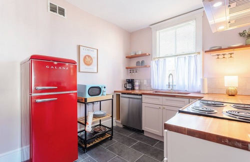 Thomas Square Apartment | Savannah Stay with Style 3BR, Walk to Everything!