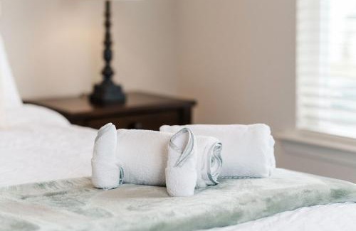 Pooler House | Savvy Retreat Pooler King Bed Gym Pool