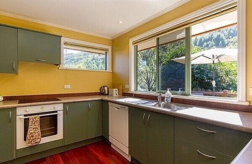 Arrowtown Cottage | Sawmillers Retreat - Arrowtown Holiday Home