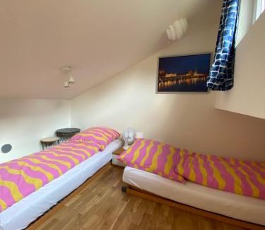 Loebtau Apartment | Saxonia HomeDeLuxe Appartement Dresden Neue Hochwertige voll ausgestattete Ferienwohnung mit Küche XXL Boxspringerbett 2 Einzelbetten Highspeed InternetFlatrate und Balkon Ideal für Familien Paare Kulturinteressierte und Geschäftsreisende mit MWStRechnung