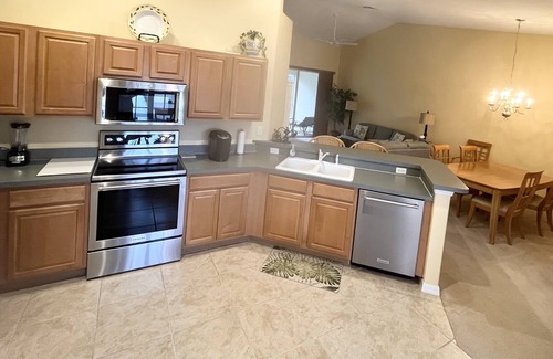 Fort Myers Condo | Say no to the snow! Beautiful condo in Colonial Country Club