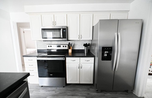 South Bend House | SB Home w Fireplace minutes to Notre Dame. Sleeps 6