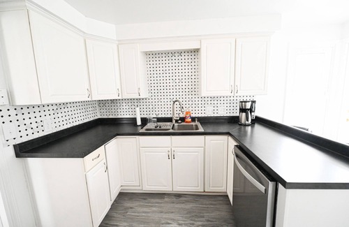 South Bend House | SB Home w Fireplace minutes to Notre Dame. Sleeps 6