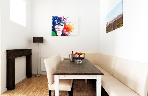 Charlottenburg Apartment | SC 02 by ROCKCHAIR Apartments l SUPERHOST Status l 4 Bedrooms Boxspringbeds 2 Bathrooms Balcony Elevator - Cozy Family & Business Flair welcomes you!