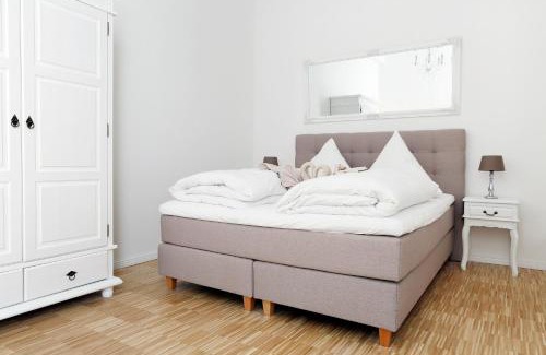 Charlottenburg Apartment | SC 02 by ROCKCHAIR Apartments l SUPERHOST Status l 4 Bedrooms Boxspringbeds 2 Bathrooms Balcony Elevator - Cozy Family & Business Flair welcomes you!