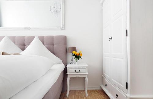Charlottenburg Apartment | SC 02 by ROCKCHAIR Apartments l SUPERHOST Status l 4 Bedrooms Boxspringbeds 2 Bathrooms Balcony Elevator - Cozy Family & Business Flair welcomes you!