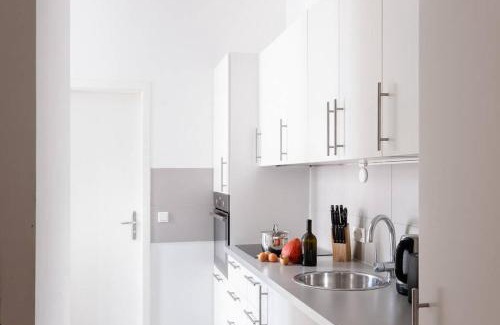 Charlottenburg Apartment | SC 05 by ROCKCHAIR Apartments l SUPERHOST Status l 2 Bedrooms Boxspringbeds Balcony Elevator - Cozy Family & Business Flair welcomes you!