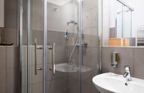 Charlottenburg Apartment | SC 05 by ROCKCHAIR Apartments l SUPERHOST Status l 2 Bedrooms Boxspringbeds Balcony Elevator - Cozy Family & Business Flair welcomes you!